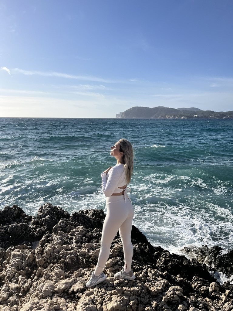 Anika Luna an der Küste